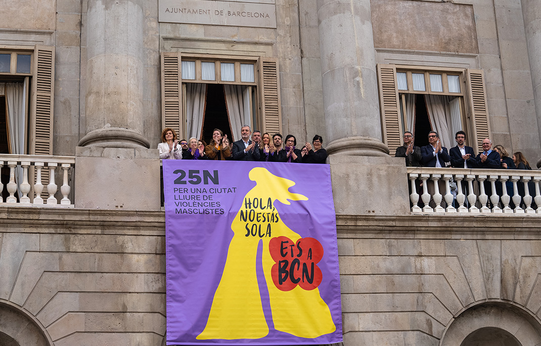 Façana de l’Ajuntament de Barcelona amb la lona del 25N penjada al balcó