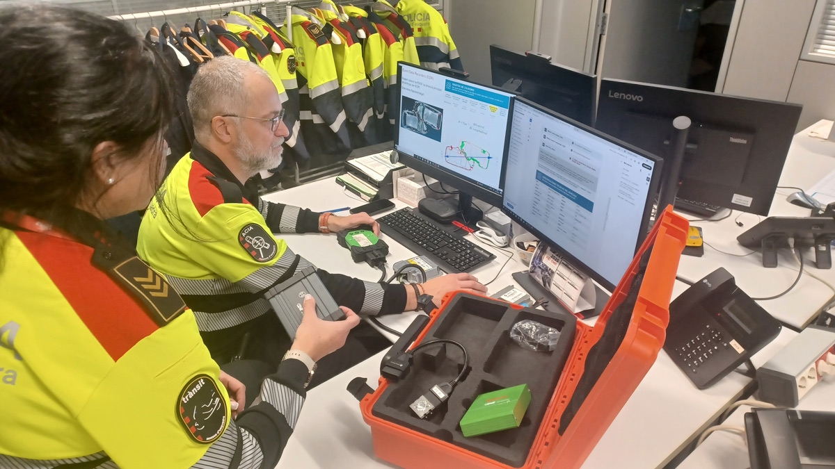 Agents treballant amb les caixes negres