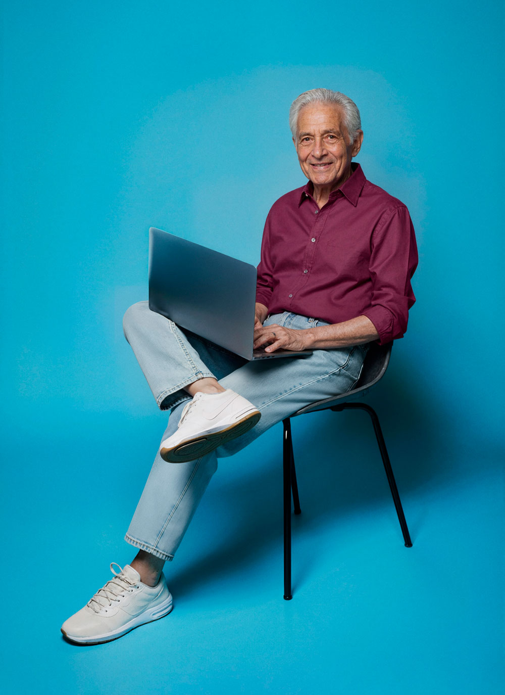 Hombre mayor sentado con un ordenador portátil