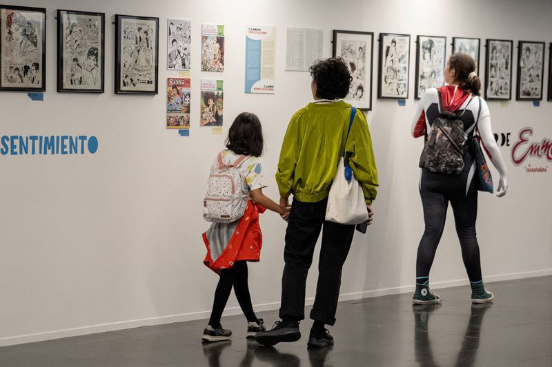 Famílies visitant una exposició