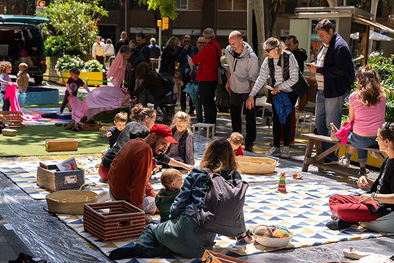 Famílies visitant una exposició