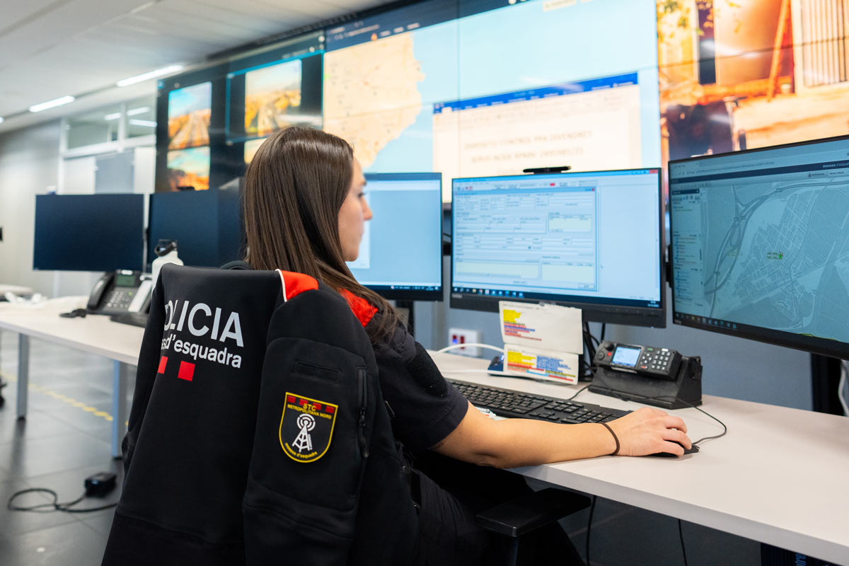 Agentes de los Mossos d'Esquadra en el centro de mando