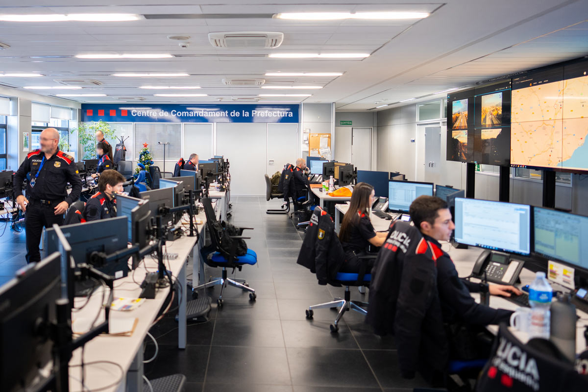 Agentes de los Mossos d'Esquadra en el centro de mando