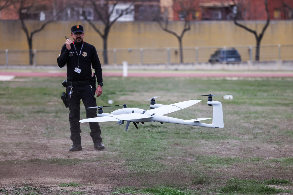 Dron y agente en un campo