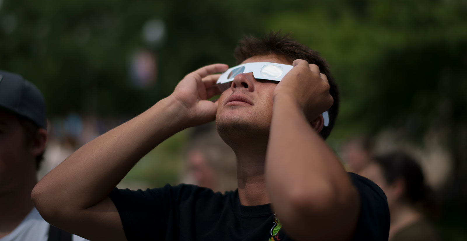Persona observando un eclipse con gafas homologadas