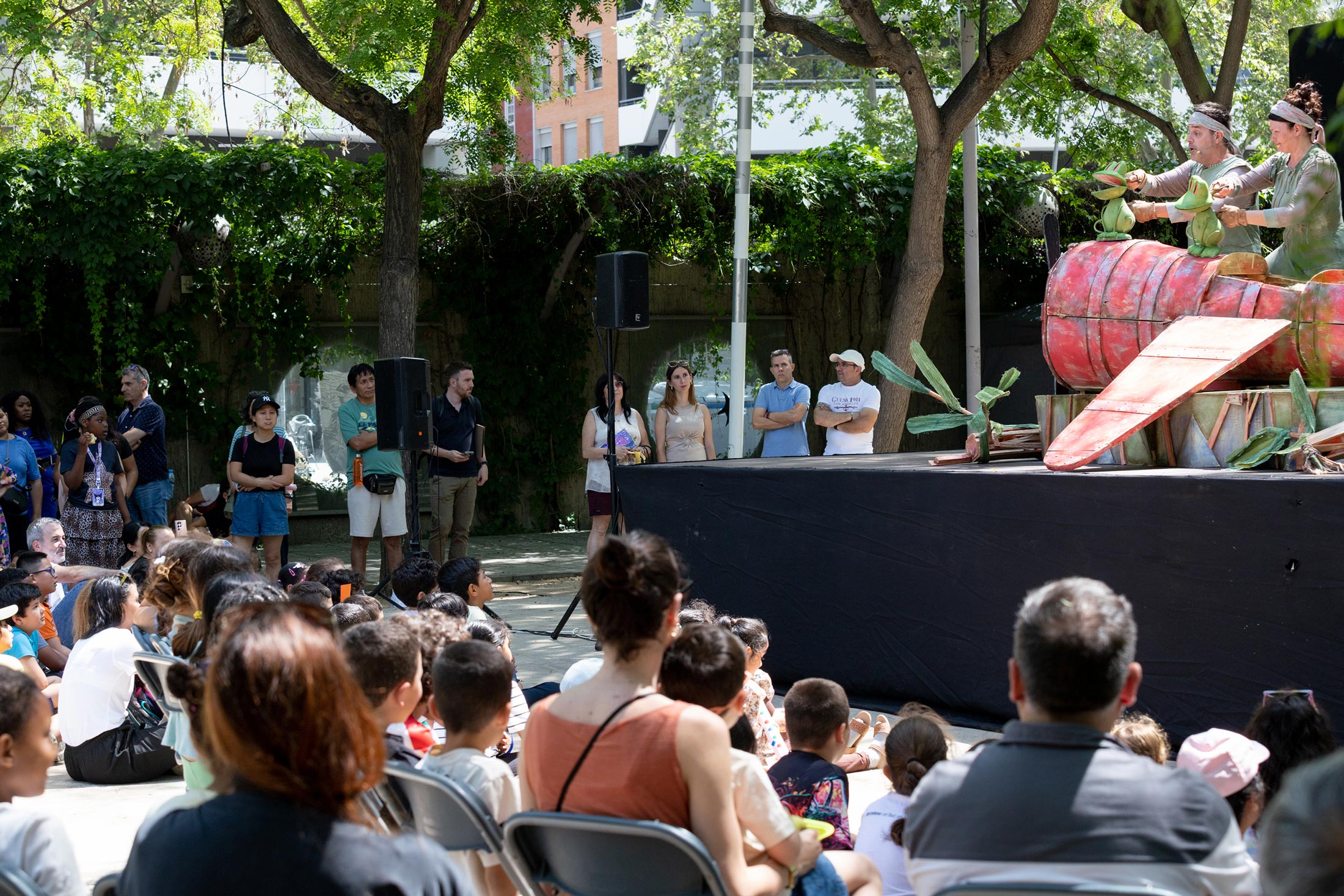 Activitat cultural a l'aire lliure en un barri de Barcelona