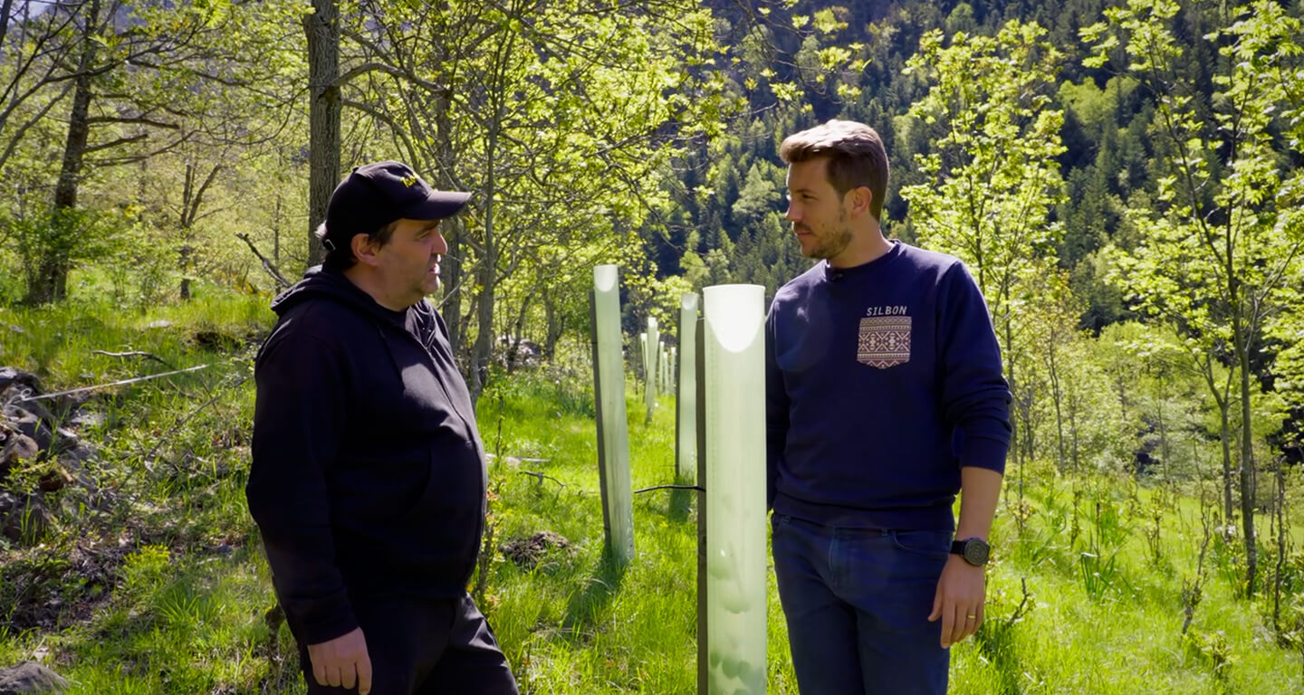 Elisardo Pardos, copresentador del videopodcast, entrevista a Fermín Trujillo, empleado de la central hidroeléctrica de Endesa en Tavascan y dueño de un terreno en el que se han plantado árboles frutales