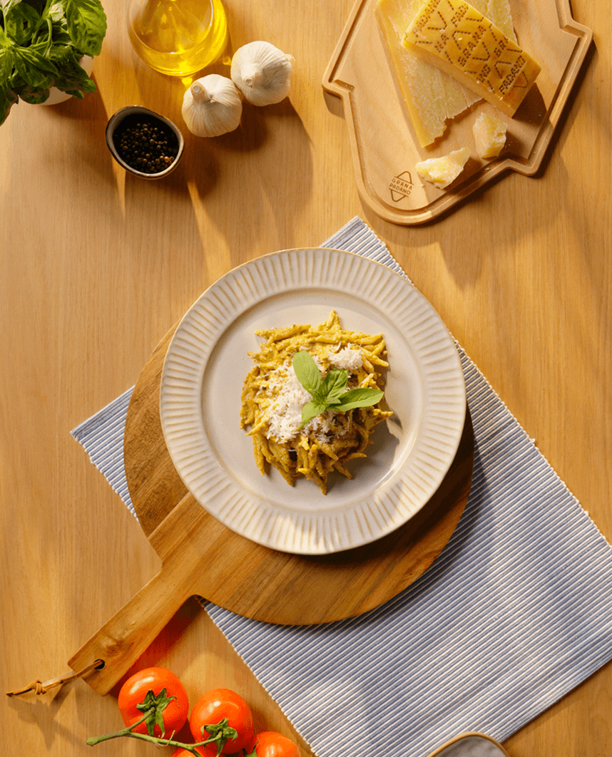 Pasta con pesto de tomate, almendras y Grana Padano