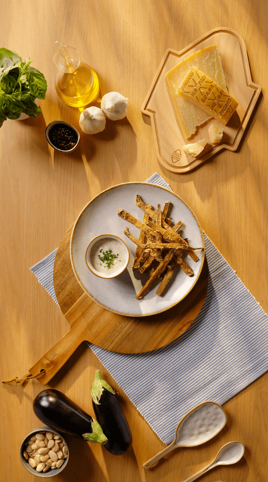 Bastones de berenjena con Grana Padano con salsa de yogur