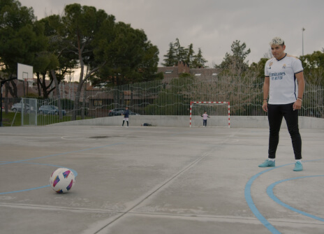 Santy Elias jugando fútbol